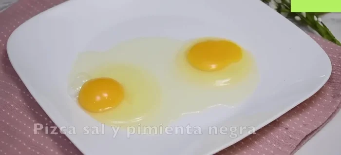 Batir los huevos con un poco de sal, pimienta y queso parmesano.