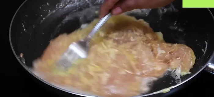 Cocinar las pechugas en el sartén hasta que estén doradas y selladas por ambos lados (aproximadamente 3-4 minutos por lado). Asegurarse de que estén bien cocidas para evitar la salmonela.