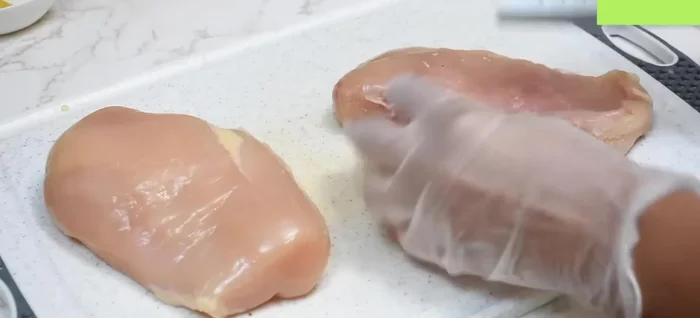 Quitar la grasa de las pechugas de pollo y cortarlas en filetes largos o filetearlas delgadamente. Utilizar un mazo o una botella para aplanarlas.