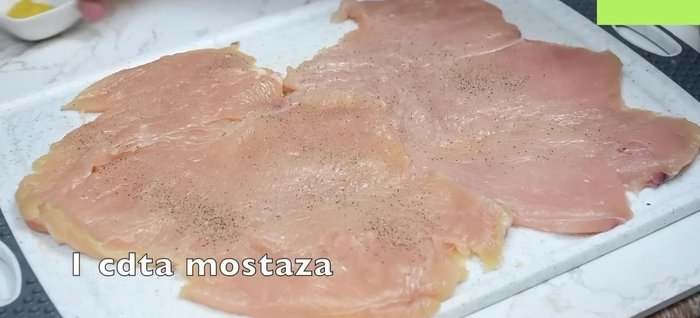 Sazonar ambos lados de las pechugas con sal, pimienta y mostaza.
