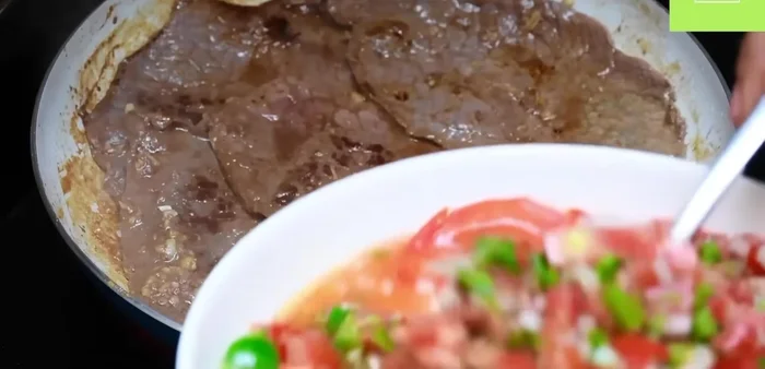 Una vez que los bistecs están cocidos, agregar la salsa al sartén.