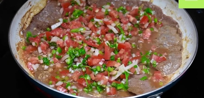 Bajar el fuego al mínimo, tapar el sartén y cocinar por 10 minutos para que la salsa se integre con los bistecs y se ablanden.