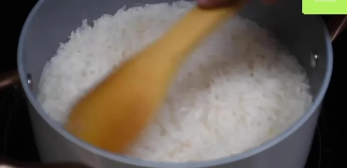 Bajar el fuego al mínimo, tapar la olla y cocinar de 15 a 20 minutos hasta que el arroz esté cocido.