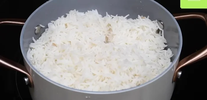 Una vez listo el arroz, agregarle jugo de limón, cilantro picado y ajo en polvo (opcional). Mezclar suavemente.