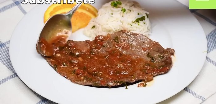 Servir los bistecs con la salsa y el arroz preparado.