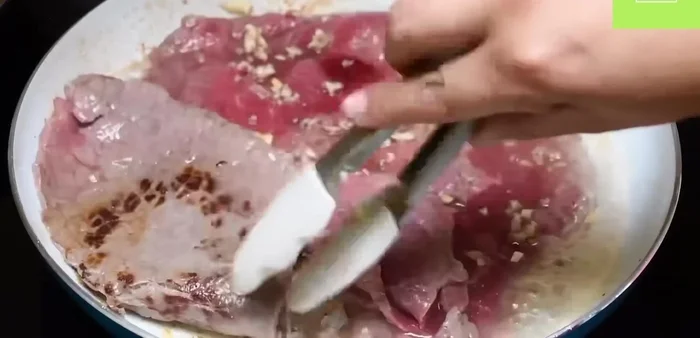 Cocinar los bistecs hasta que estén bien cocidos por ambos lados, manteniendo el fuego medio para que queden jugosos.