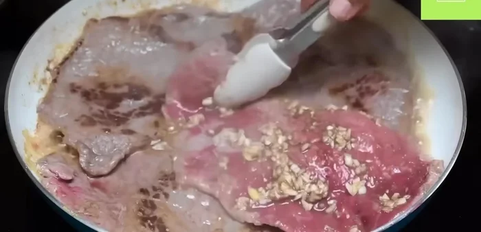 Mientras se cocinan los bistecs, preparar la salsa: picar finamente los tomates, la cebolla y el jalapeño.