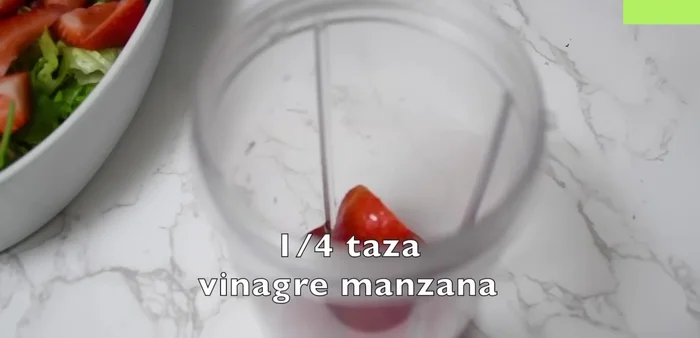 Para el aderezo: licuar 5 fresas limpias, 1/4 taza de vinagre de manzana o balsámico, 1 cucharada de aceite de oliva, 2 cucharadas de miel, 1/4 cucharadita de mostaza, 1 cucharadita de sal y 1/4 cucharadita de pimienta negra hasta obtener una mezcla líquida.