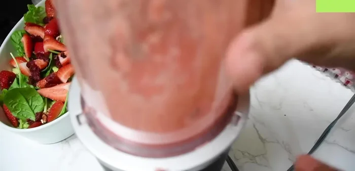 Agregar el aderezo a la ensalada justo antes de servir.