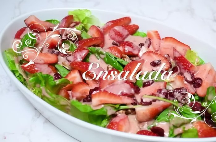 Lavar muy bien las fresas con sal, vinagre y agua. Quitarles el tallo y cortarlas en cuatro. Reservar.