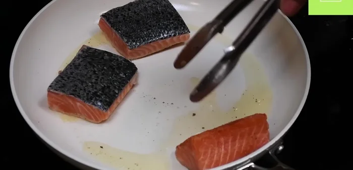 En una sartén, agregar una cucharada de aceite y dorar el salmón por el lado sazonado hasta que esté dorado y ligeramente cocido.