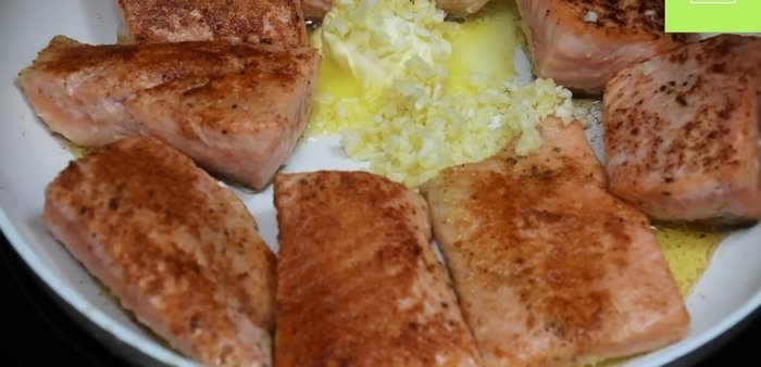En la misma sartén, agregar una cucharada de mantequilla, el ajo picado, paprika y mostaza. Mezclar bien.