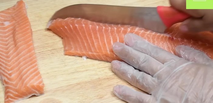Cortar el salmón en cuadritos medianos (o usar filetes precortados).