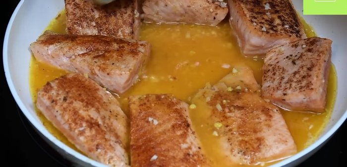 Agregar el jugo de naranja a la sartén y cocinar a fuego medio durante 10 minutos, o hasta que el salmón esté cocido y la salsa haya reducido.
