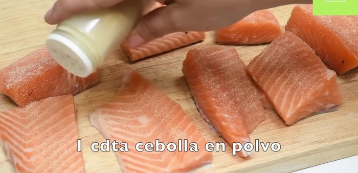 Sazonar el salmón con ajo en polvo, cebolla en polvo, sal y pimienta por el lado anaranjado.