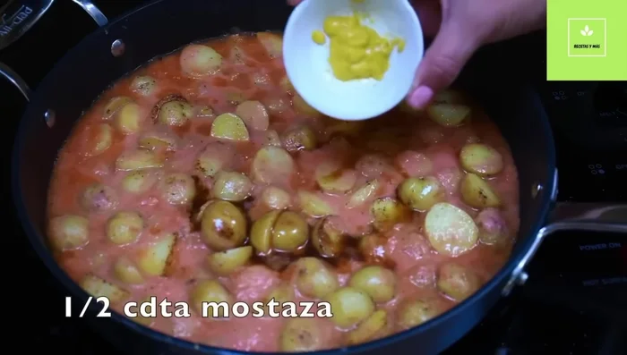Agregar salsa inglesa, mostaza, pimentón y miel/azúcar. Mezclar y cocinar a fuego medio. (141.36)