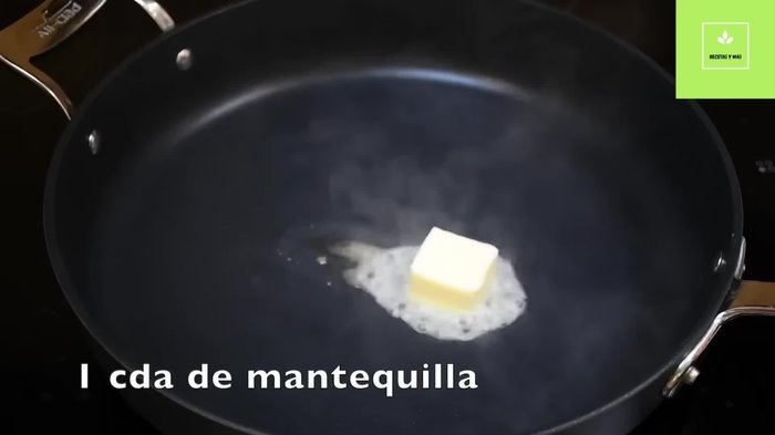 Derretir la mantequilla con una cucharadita de aceite en un sartén a fuego medio. (14.04)