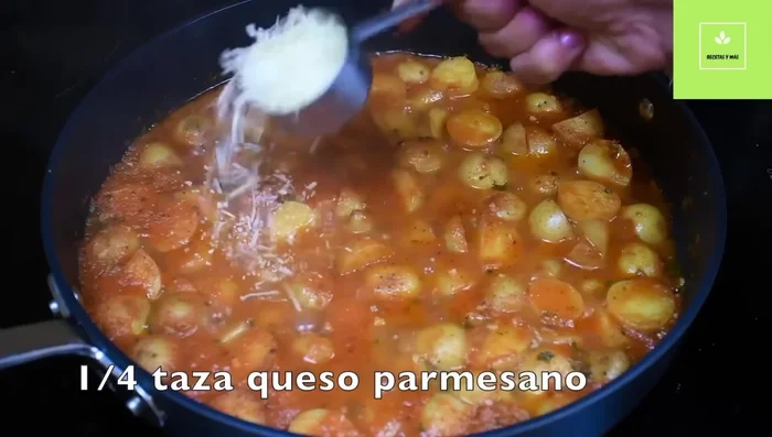 Apagar el fuego y agregar el queso parmesano o mozzarella. (248.56)