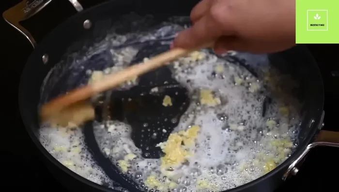 Agregar los ajos y cocinar por 30 segundos. Reservar la mantequilla y los ajos en un recipiente de vidrio. (23.56)