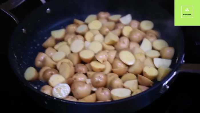 Agregar las papas (cortadas en cubos, rodajas o mitades) al mismo sartén. Agregar sal y pimienta. Saltear hasta que estén doradas. (52.039)