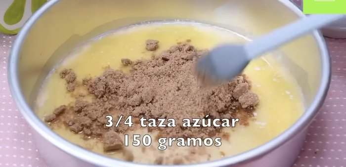 Esparce ¾ de taza de azúcar morena en la base del molde.