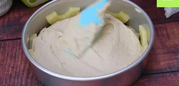 Vierte la mezcla sobre la piña.