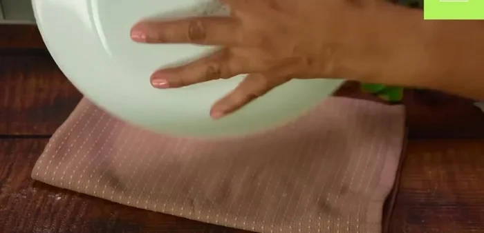 Desmolda el pastel con cuidado, ayudándote con una espátula.