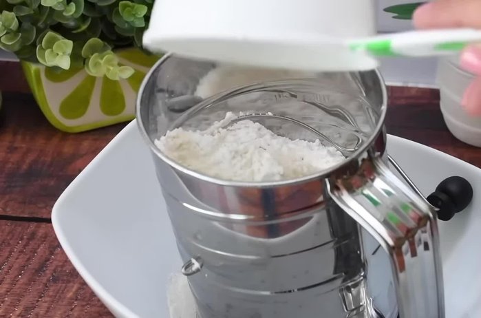 En un recipiente grande, bate la mantequilla (a temperatura ambiente) y el azúcar hasta que esté cremosa.