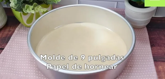 Engrasa un molde de 9 pulgadas con mantequilla derretida y papel para hornear.