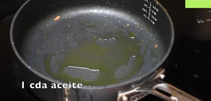 En la misma sartén, agregar una cucharada de aceite y sofreír el arroz (grano largo, previamente lavado) con sal hasta que esté dorado.