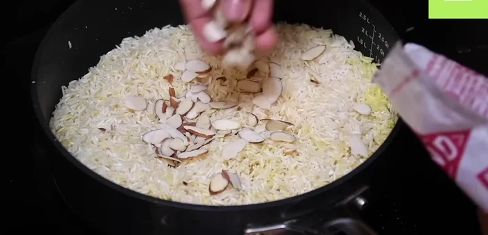 Agregar las almendras picadas al arroz tostado.
