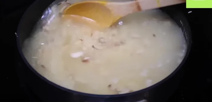 Agregar 5 tazas de agua al arroz.