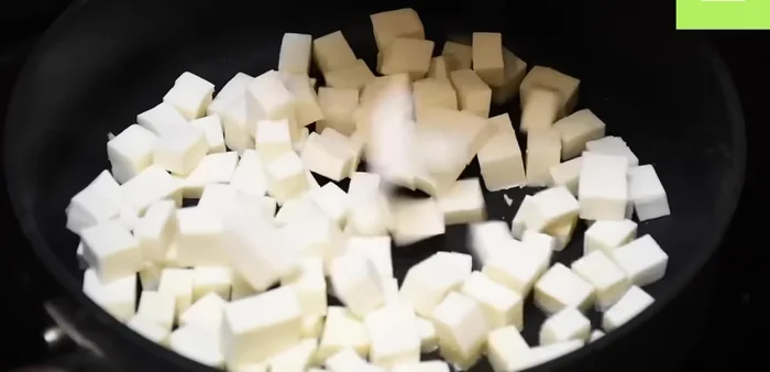 Freír el queso en una sartén con una cucharada de aceite a temperatura media hasta que esté dorado por fuera y suave por dentro.