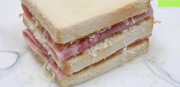 Preparar la mezcla para freír: batir un huevo con sal, pimienta, nuez moscada o almendra en polvo, ajo en polvo y leche.