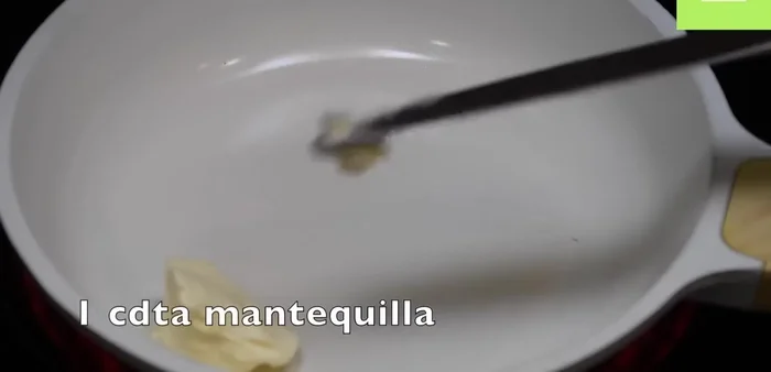 Calentar una sartén con mantequilla a fuego medio-bajo.