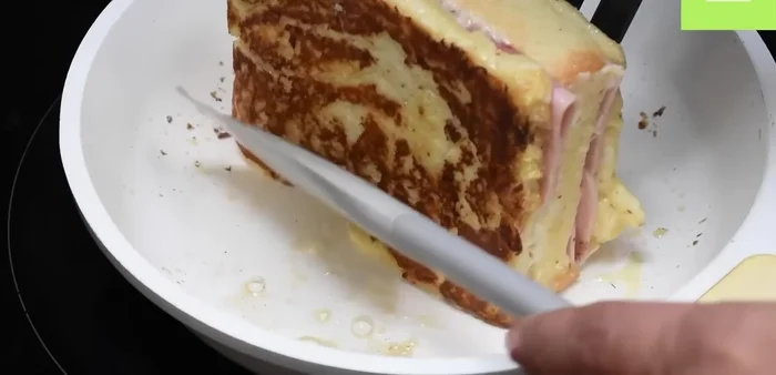 Dorar los lados del sándwich con la ayuda de dos espátulas.
