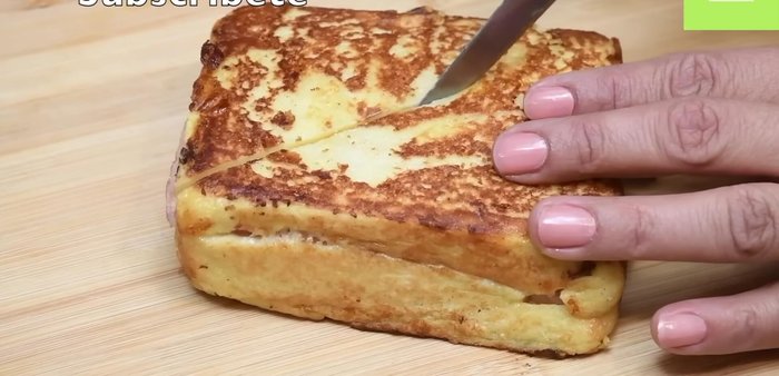 Cortar el sándwich en diagonal y servir.