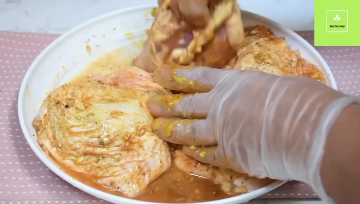 Marinar los muslos de pollo con la mezcla anterior durante 30 minutos (fuera del refrigerador). Asegurarse de que la marinada penetre bien, incluso debajo de la piel (120.28).