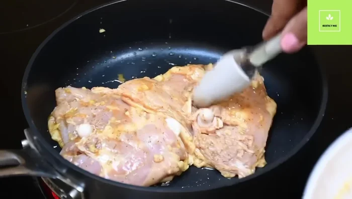 Colocar los muslos de pollo en el sartén con la piel hacia abajo para sellarlos (158.519). Cocinar por 5 minutos hasta que la piel esté dorada (202.239).