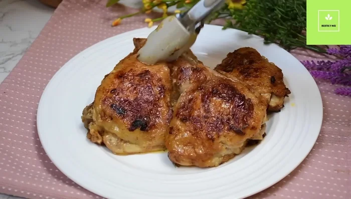 Servir los muslos de pollo con una ensalada o puré de papas, decorar con cilantro o perejil (242.68).