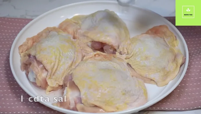 En un recipiente, mezclar la sal (23.119), pimienta (32.84), orégano (41.12), paprika o achiote (44.12), mostaza (50.16), salsa inglesa (58.079), miel (64.68), ajo (80.52) y jugo de limón (o naranja) (97.36).