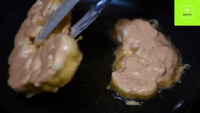 Freír la coliflor en aceite a fuego medio hasta que esté dorada y crujiente por fuera, y cocida por dentro.