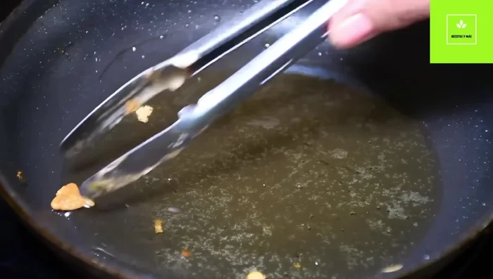 Sacar la coliflor frita y colocarla sobre una toalla de papel absorbente para eliminar el exceso de aceite.