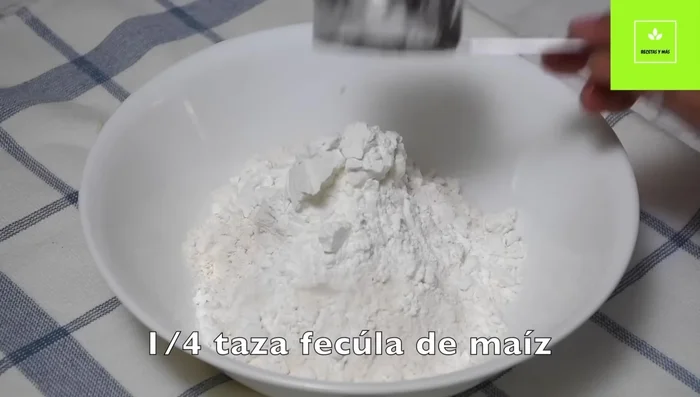 Preparar la mezcla: en un bowl, mezclar la harina, la fécula de maíz, el agua, la sal, la pimienta, el pimentón (o achiote), el orégano y el ajo.