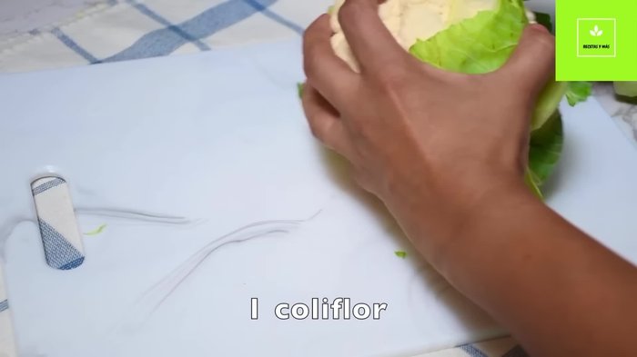 Limpiar y lavar muy bien la coliflor. Quitar las hojas externas. Cortar en rodajas gruesas.