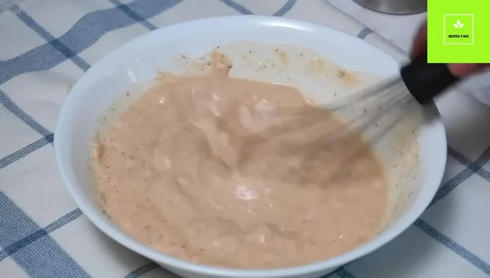 Asegurarse de que la mezcla tenga una consistencia líquida pero espesa.