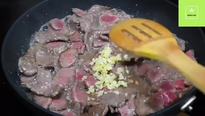 Agregar el ajo y el jengibre (opcional).