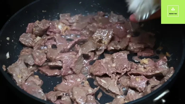 Agregar la cebolla a la carne y cocinar hasta que se dore.
