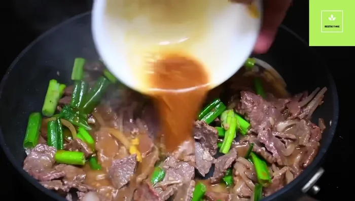 Agregar la salsa preparada a la carne, bajar el fuego a medio y cocinar hasta que la salsa espese y la carne esté dorada.
