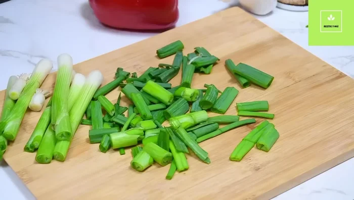 Aplanar bien los bistecs y cortarlos en cuadritos pequeños.